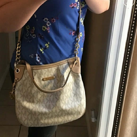 Mint condition crossbody MK PURSE ❤ - Picture 2 of 3